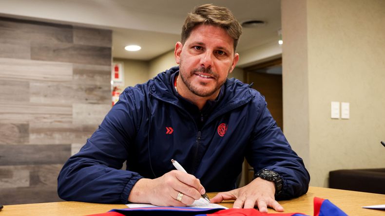 Damián Ayude es el actual entrenador de Barracas Central.