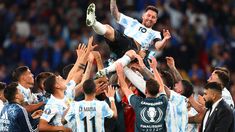 Los compañeros levantaron a Messi tras ganar la Finalissima. Los compañeros levantaron a Messi tras ganar la Finalissima.