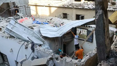 Murieron decenas de palestinos desplazados y otros resultaron heridos por el bombardeo israelí a la escuela refugio. Murieron decenas de palestinos desplazados y otros resultaron heridos por el bombardeo israelí a la escuela refugio.