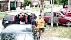 El ladrón con máscara de Pennywise y su cómplice en José C. Paz. El ladrón con máscara de Pennywise y su cómplice en José C. Paz.
