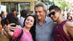 Agustín Rossi junto a jóvenes en Rosario.&nbsp;