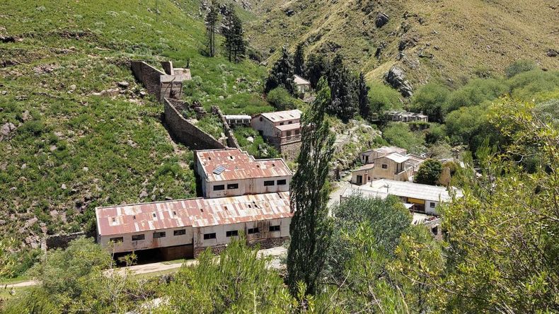 Senderos serranos conducen al yacimiento enclavado al pie del Cerro Áspero.