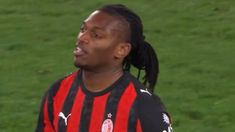 Rafael Leão se fue muy caliente de la cancha. Rafael Leão se fue muy caliente de la cancha.