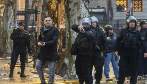 El comisario Gustavo Gauna, de civil y con una escopeta en la mano.