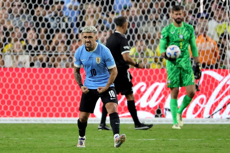 De Arrascaeta metió su penal y lo gritó con alma y vida.