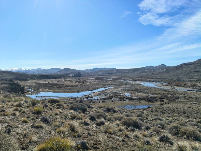 Se armó una expedición técnica con personal de la Dirección de Patrimonio y Museos rionegrina y un arqueólogo del Conicet y la Universidad Nacional de Río Negro (UNRN). Partieron de San Carlos de Bariloche hasta el punto de recorrieron varios kilómetros en un terreno de alta complejidad geográfica, con senderos montañosos y cruces de arroyos.
