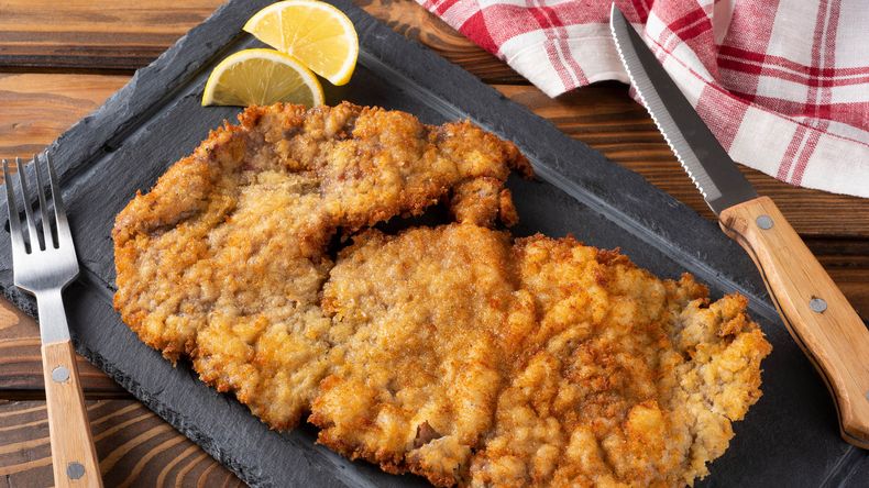 Preparar una rica milanesa casera tiene sus trucos.