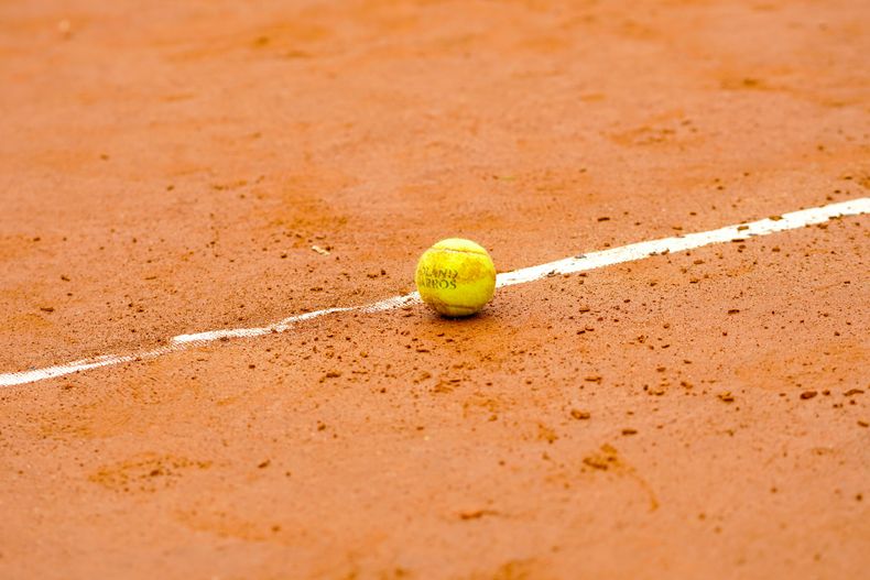 La pelota en el polvo de ladrillo de Roland Garros, París.