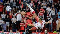 Ramírez ya pateó y la pelota ingresará al arco de Platense. Ramírez ya pateó y la pelota ingresará al arco de Platense.