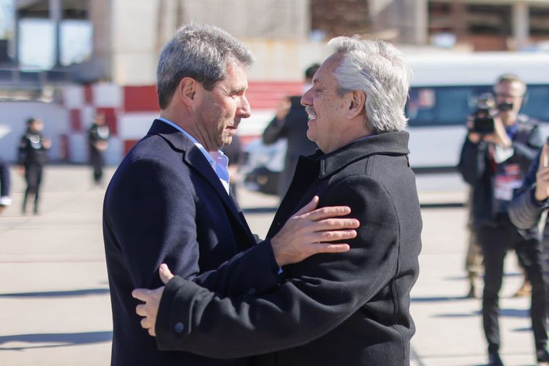 Alberto Fernández fue recibido en el Aeropuerto por el gobernador Sergio Uñac.