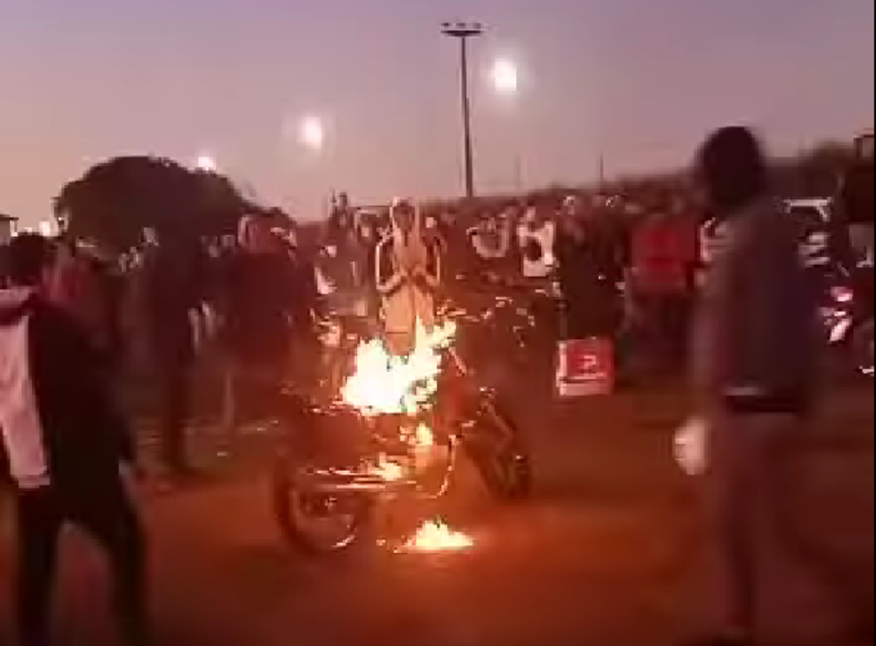 Parte de una caravana incendió una moto como modo de despedida a El Noba.