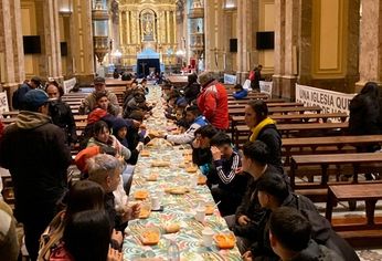 Crisis económica: informe revela que creció un 35% la cantidad de gente que busca comida en las Iglesias