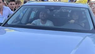 Antonela Roccuzzo pasó a buscar a Lionel Messi en su llegada a Rosario. Antonela Roccuzzo pasó a buscar a Lionel Messi en su llegada a Rosario.