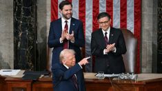 El Presidente llegó al Capitolio en una limousina blindada, junto a la primera dama, Melania Trump. El Presidente llegó al Capitolio en una limousina blindada, junto a la primera dama, Melania Trump.