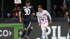 Elías Báez, de San Lorenzo, intenta ante la marca de Landriel. Elías Báez, de San Lorenzo, intenta ante la marca de Landriel.