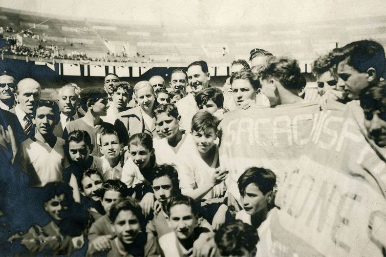 Perón y Evita junto a los jóvenes integrantes de Sacachispas. 