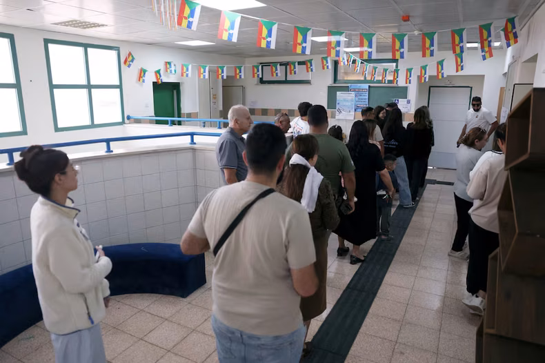 Las filas en los establecimientos de votación en Israel.