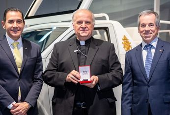 Los representantes de Toyota junto al nuncio&nbsp;