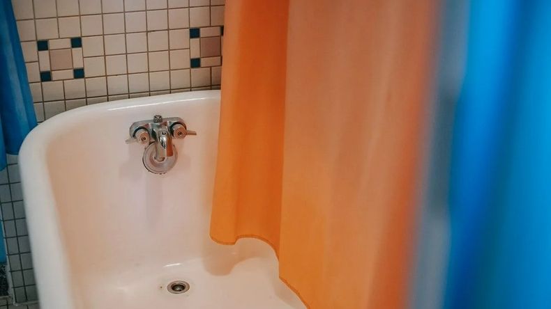 Cómo limpiar la cortina de la ducha del baño