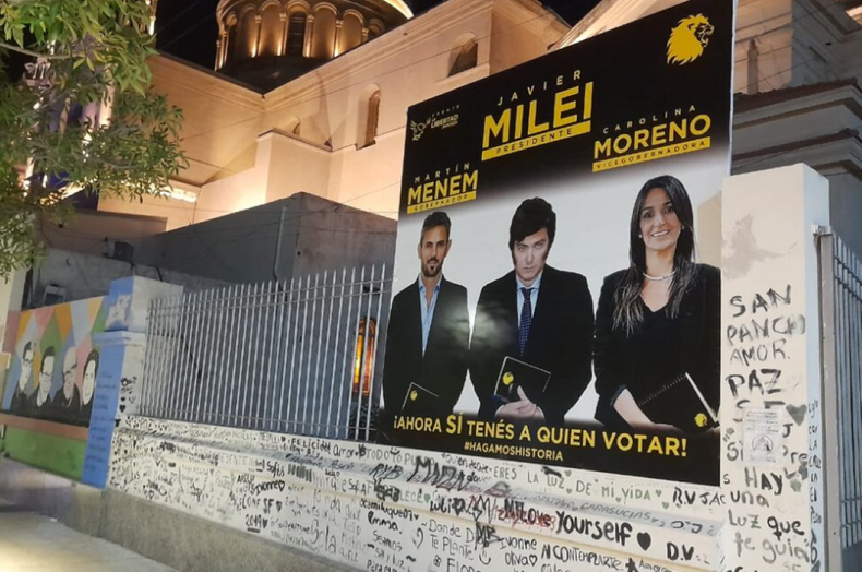 La propaganda del libertario agravió a los feligreses y seguidores de Angelelli en La Rioja.