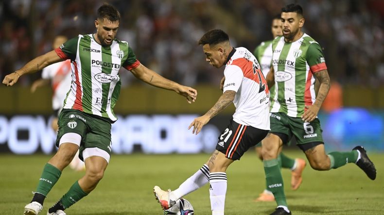 Barco intenta pasar a dos defensores de Laferrere.
