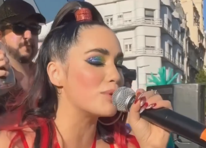 La cantante se presentó en una carroza con los colores arcoiris y cantó Motiveishon.