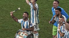 Los jugadores de la Selección argentina actualizaron la letra de Muchachos tras ganar el Mundial Qatar 2022. Los jugadores de la Selección argentina actualizaron la letra de Muchachos tras ganar el Mundial Qatar 2022.