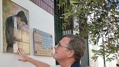 García Cuerva en la mayólica del cura villero Carlos Múgica, en la parroquia donde fue asesinado.