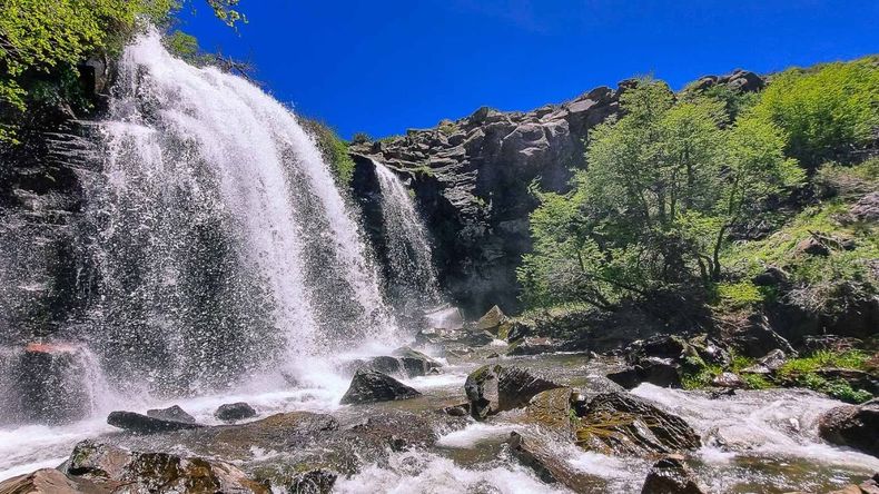 La vida en Manzano Amargo transcurre con un ritmo pausado que permite una inmersión total en las costumbres rurales y la identidad cordillerana.
