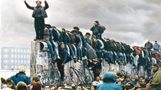 Manifestantes alemanes celebran la caída del Muro de Berlín, en noviembre de 1989.