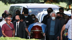 Guillermo Coppola reveló quién le pidió que agarre la primera manija del cajón de Diego Maradona. Guillermo Coppola reveló quién le pidió que agarre la primera manija del cajón de Diego Maradona.