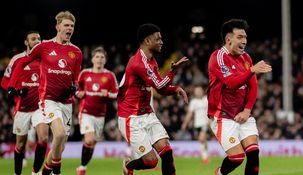 El zaguero argentino festeja con sus compañeros en Londres. El zaguero argentino festeja con sus compañeros en Londres.