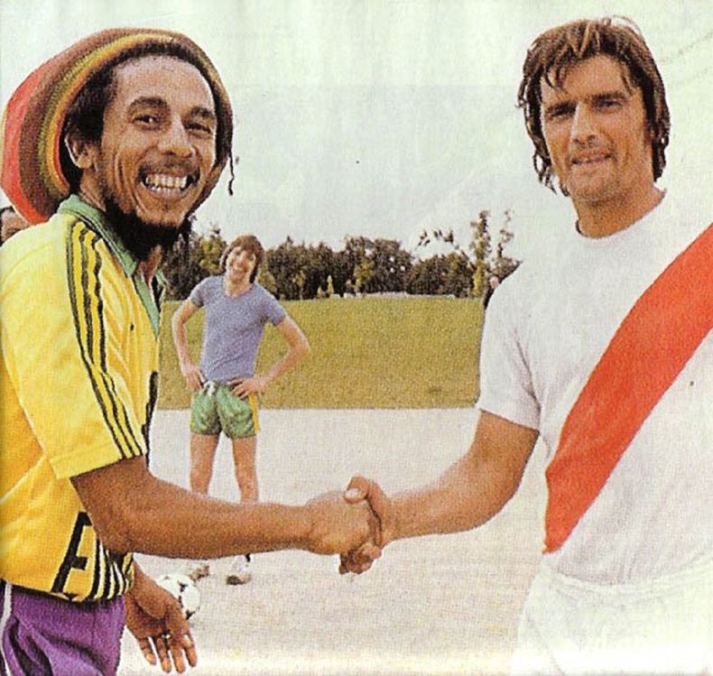 Bob Marley y Henri Michel se dan la mano. Detrás aparece Oscar Víctor Trossero.