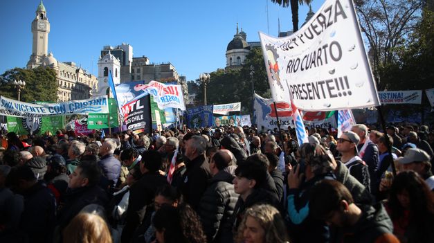 Una multitud marchó frente a la Caasa Rosada para rechazar la condena.
