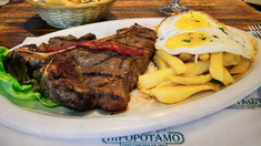 Ofrece consumo en el lugar y también retiros en la puerta. Ofrece consumo en el lugar y también retiros en la puerta.