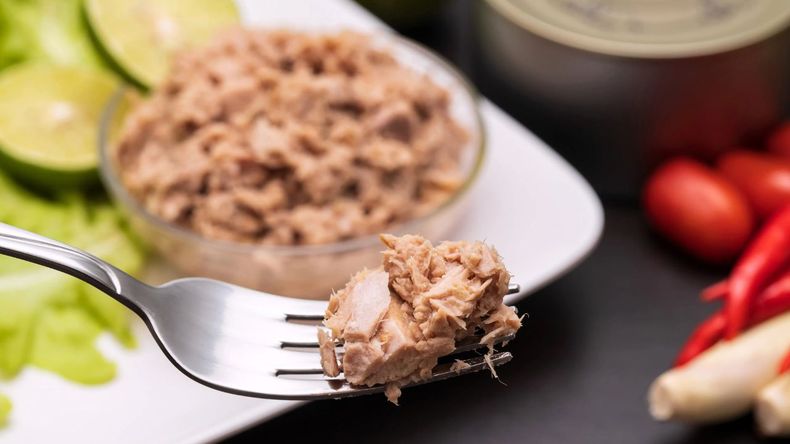 Esta popularidad no es casual: su larga duración, facilidad de almacenamiento y uso inmediato lo convierten en un alimento práctico para hogares de todo tipo.  