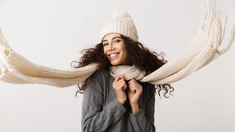 Un trucazo infalible para hacer un gorro con una polera de invierno.