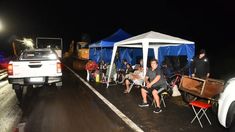 Los habitantes de La Madrid pasaron la noche junto a la ruta tras la inundación de sus casas.