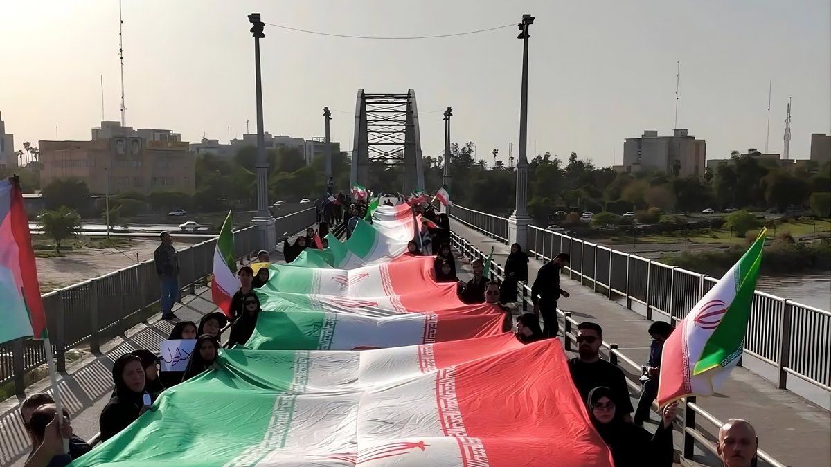 Iraníes forman cadenas humanas en puentes y centrales eléctricas ante las amenazas de Donald Trump