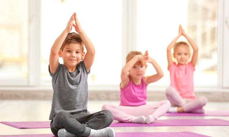 Las mejores 3 aplicaciones gratuitas para que niños arranquen yoga: los beneficios