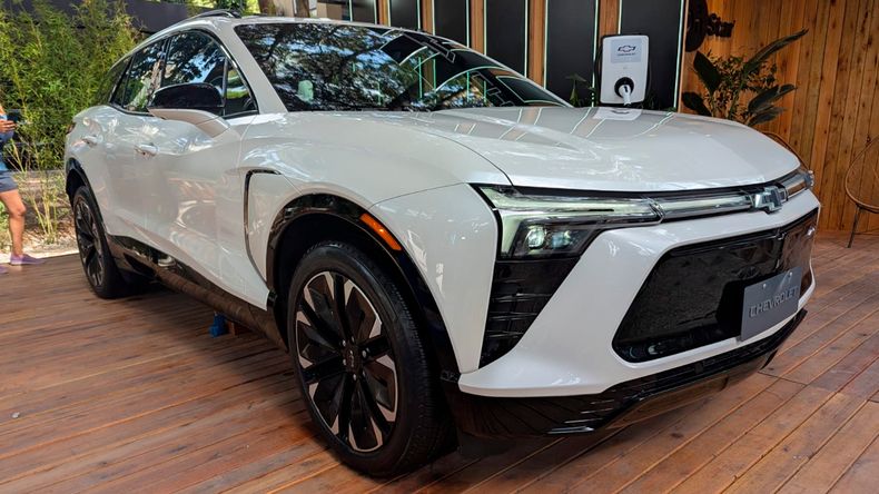 El SUV eléctrico Blazer exhibido en el stand de Cariló.