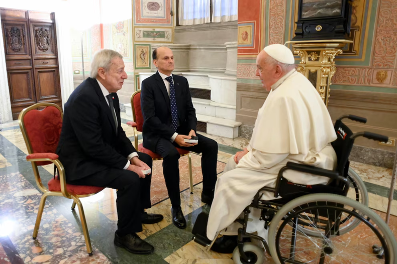 El papa Francisco junto a al embajador de Argentina ante la Santa Sede