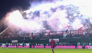 Las bengalas que prendieron los hinchas de Barracas Central.