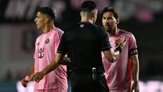 Messi le protestó al árbitro y fue amonestado. Messi le protestó al árbitro y fue amonestado.