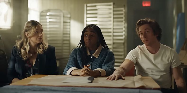 El regreso de El oso tendrá a todos los protagonistas revolucionados por los cambios que se presentaron en el final de la primera temporada. Carmy, Sydney (Ayo Edebiri) y Richie (Ebon Moss-Bachrach) están con la transformación el antiguo local de sándwiches. Mientras armar el nuevo restaurante, el equipo emprende sus propios viajes personales, cada uno obligado a confrontar el pasado, el presente y considerar quiénes quieren ser en el futuro y para este nuevo proyecto.