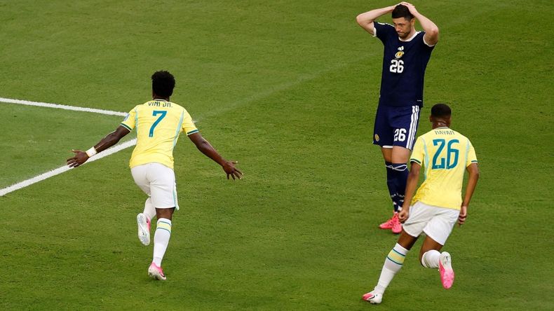 Gol de Vinicius para el 1 a 0 de Brasil ante Escocia. 