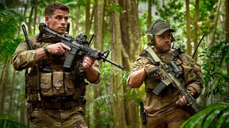 La película busca atrapar al espectador en el desarrollo de una compleja operación militar, donde el ritmo narrativo y las actuaciones elevan la tensión constante.  