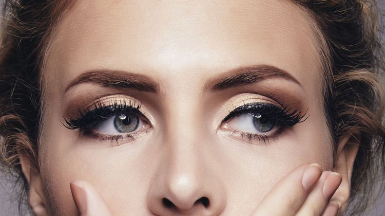 A lo largo de los años, la moda demostro que las tendencias son cíclicas y que todo regresa, un principio que se extiende más allá de la ropa para abarcar el mundo de la belleza. 