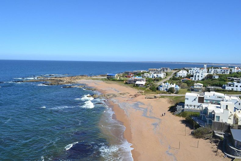 José Ignacio se distingue por su ubicación sobre una pequeña península del Atlántico.