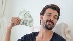 Soñar con dólares puede ser frecuente y significa distintas cosas según el momento que la persona este atravesando. Soñar con dólares puede ser frecuente y significa distintas cosas según el momento que la persona este atravesando.